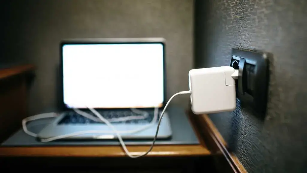 Macbook charger hot: What to do? Macbook charger hot